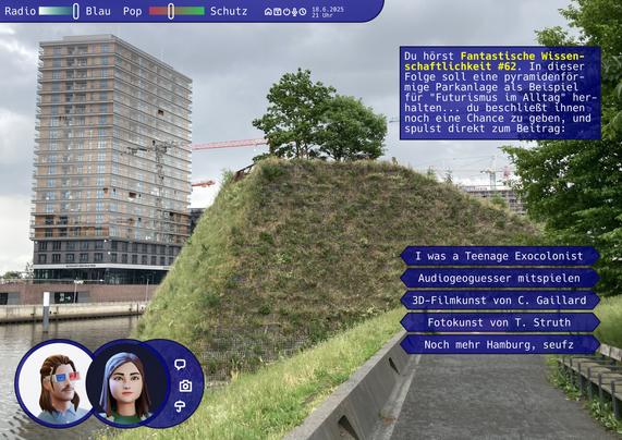 Flyer: Eine Stadtlandschaft-Fotografie mit drübergelegten User-Interface-Boxen, die wie ein Adventure oder Visual Novel aussehen. Auf dem Foto: Hafencity, ein grasbewachsener seltsam geometrischer Hügel, etwa 4m hoch, auf dem Gipfel Bäume. Interface: Status/Health-Anzeigen sozusagen, eher Blau als Radio, und eher Pop als Schutz. Marta/Kuba-Avatare bieten die Funktionen Foto, Sprechblase und Regenschirm. Die Hauptbox sagt: Du hörst FW#62. In dieser Folge soll eine pyramidenförmige Parkanlage als Beispiel für „Futurismus im Alltag“ herhalten... du beschließt ihnen noch eine Chance zu geben, und spulst direkt zum Beitrag... danach zur Auswahl die Themen wobei das letzte sagt: „Noch mehr Hamburg, seufz“
