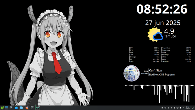 Esta es una captura del escritorio en openSUSE Tumbleweed con KDE Plasma, personalizado con un estilo sobrio y minimalista. El fondo muestra a Tohru de Miss Kobayashi’s Dragon Maid en blanco y negro, destacando solo sus ojos y corbata en rojo, lo que crea un efecto visual muy llamativo y limpio. A la derecha se ve un panel con la hora, el clima actual en Temuco, y estadísticas en tiempo real del sistema como el uso de CPU, GPU, RAM y disco. También se muestra la música que suena en ese momento: “Can’t Stop” de Red Hot Chili Peppers, junto con un ecualizador en barras que reacciona al sonido. Todo el entorno mantiene una estética moderna, funcional y muy bien integrada. Texto generado con IA