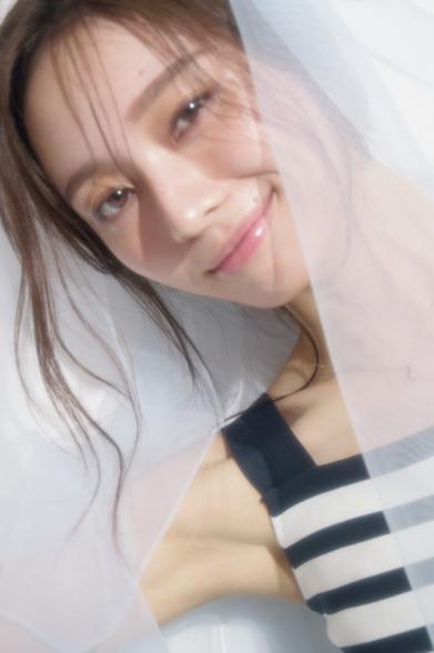 乃木坂46梅澤美波、夏のヘルシービューティー　『CLASSY.』2パターン表紙に登場 | ORICON NEWS | 国内海外のニュース
