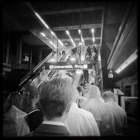 Wenn man zur falschen Uhrzeit pendelt, dann ist es voll. So wie bei der U-Bahn Schottentor heute morgen.