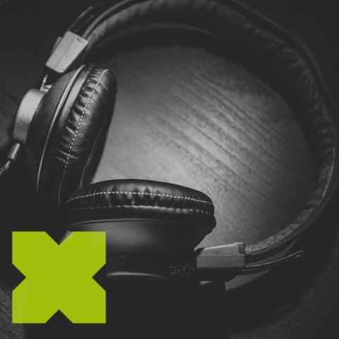 De Logo vun "Am Bistro mat der woxx": Een Kopfhörer an de gréngen X vum woxx-Logo.