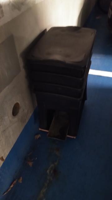 Photo sombre de lombricomposteur noir posé sur une place de parking sous-terrain