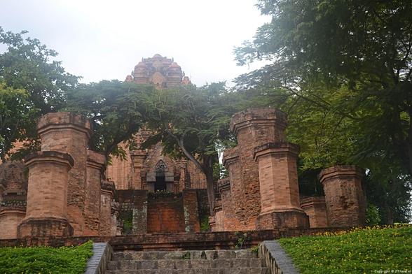 De torens van de hindoeïstische tempel Po Nagar (de Vrouwe van de Stad) liggen ten noorden van Nha Trang in Vietnam. Van de oorspronkelijk zeven of acht torens zijn er nog vijf over. Meer over de torens van Po Nagar lees je in dit artikel 👇

https://jtravel.nl/azie/vietnam/po-nagar-torens/

#ponagartorens #nhatrang #vietnam