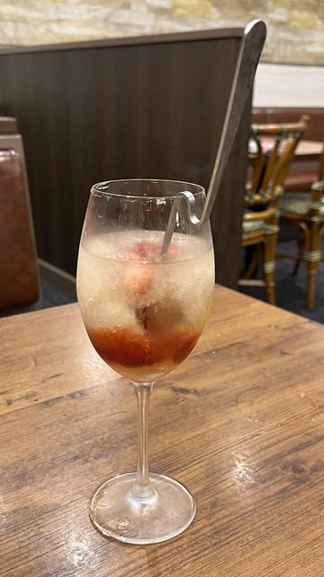 ～グラニータカクテル～ キール

ジンジャーエールシャーベットとレモンコンフィチュールとフローズンストロベリーが入った白ワインのカクテル

#オリーブの丘