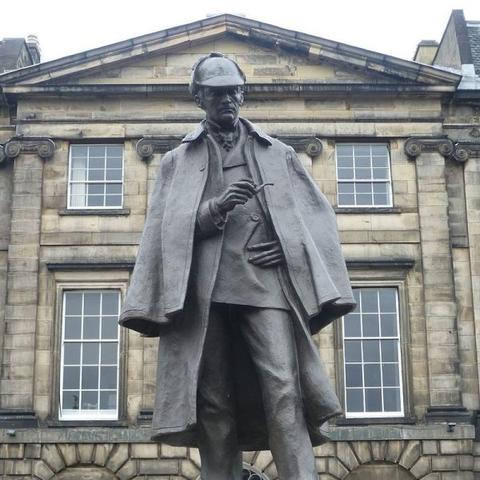 Sherlock Holmes statue in Edinburgh, erected opposite the birthplace of Conan Doyle. CC-by-SA 3.0 Kim Traynor via Wikimedia