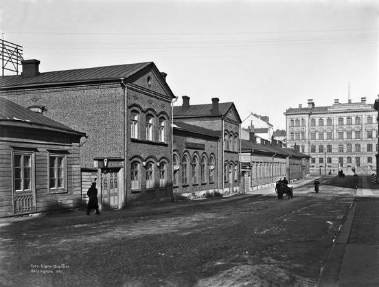 Mariankatu 24, 26, 28. (1907, Helsingin kaupunginmuseo)

Alkuperäinen mustavalkoinen valokuva, jonka on ottanut Signe Brander.