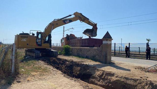 Finalment, les màquines han aconseguit construir una rasa en la zona que protegien els agricultors (3Cat)
