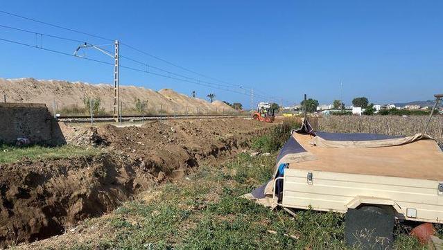 Imatge de la zona en què es vol eixamplar el camí al costat de la via del tren (3Cat)