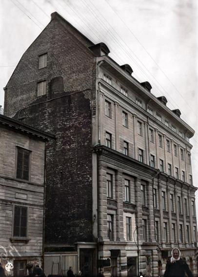 Pohjoinen Makasiinikatu 1. (1920, Helsingin kaupunginmuseo)

Alkuperäisen valokuvan on ottanut Ivan Timiriasew. Tämä kuva on keinotekoisesti väritetty DeOldify-algoritmilla.
