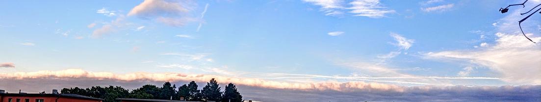 Blauer Himmel, über dem Horizont ein Streifen Wolken
