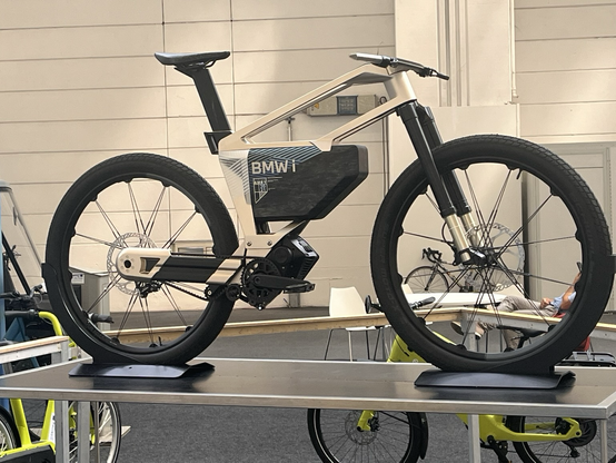 Ein e-Bike von BMW mit sehr futuristischem Rahmen, sehr breiten Reifen und großem prominenten Akkupack unter dem Unterrohr
