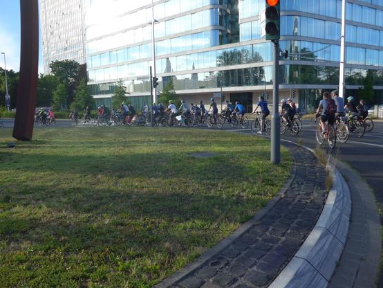 Menschen auf Fahrrädern fahren durch einen Kreisverkehr (Helmut-Schmidt-Platz Bonn)
