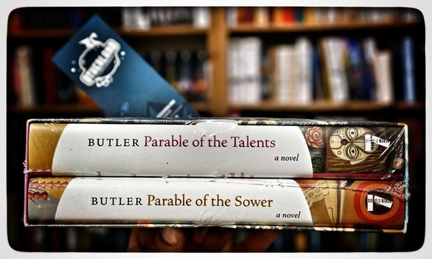 Wunderschöner Schuber mit den gebundenen Ausgaben von Ocatvia E. Butlers "Parable of the Talents" und "Parable of the Sower".

Otherland -- Octavia!