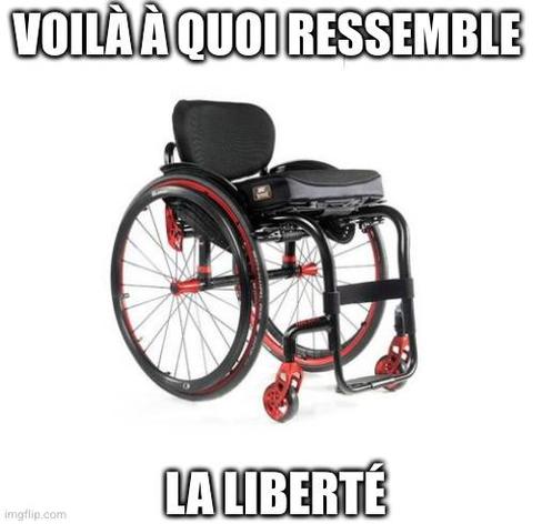 Image propre d'un fauteuil roulant actif, noir et rouge.
Texte : Voilà à quoi ressemble la liberté.