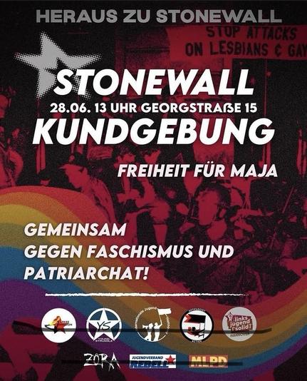 Sharepic der Gegendemo: Hintergrund historische Stonewalldemo mir einem Transparent „Stop attacks on lesbians and gays“; Text: „Heraus zu Stonewall
28.06. 13 UHR
Grorgstraße 15
Kundgebung
Freiheit für Maja
Gemeinsam gegen Faschismus und Patriarchat!