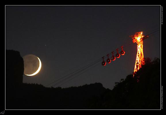 Bulles du téléphérique de Grenoble en début de nuit, sur fond de croissant de lune couchant