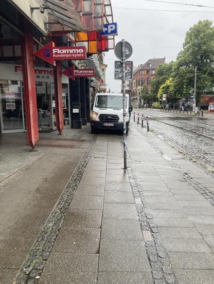 Transporter mit Anhänger blockiert mit Warnblinker den kompletten Gehweg