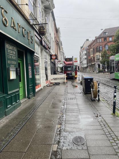 LKW steht mit Warnblinker auf Gehweg im Haltestellenbereich. 50 cm Gehweg sind nicht zugestellt.