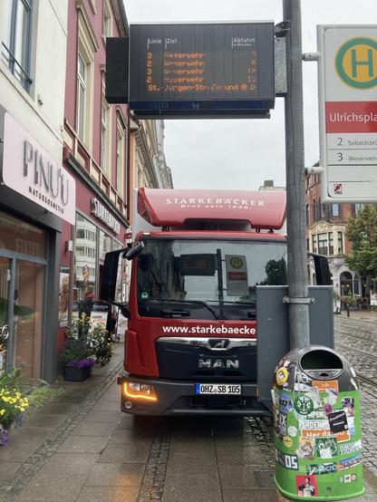 LKW steht mit Warnblinker auf Gehweg im Haltestellenbereich. 50 cm Gehweg sind nicht zugestellt.