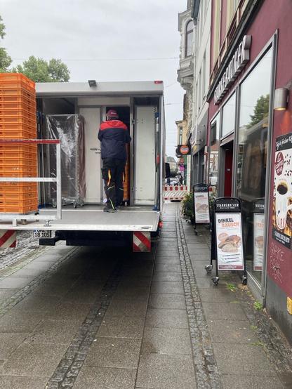 LKW steht mit Warnblinker auf Gehweg im Haltestellenbereich. 50 cm Gehweg sind nicht zugestellt.