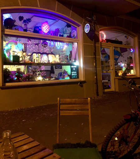 2 Ladenfenster mit allerlei bunter LEDs vom hack- + makespace xHain in Berlin