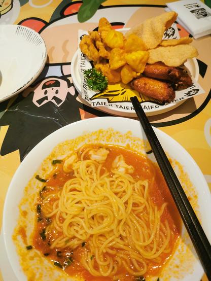 油炸拼盘（酥肉/虾片/土豆/鸡翅）、番茄虾仁面条