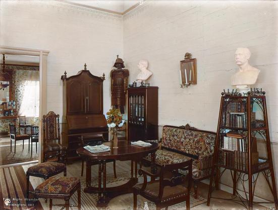 Alikartanon (Frugård) sali. (1911, Museovirasto, Historian kuvakokoelma)

Alkuperäisen valokuvan on ottanut Signe Brander. Tämä kuva on keinotekoisesti väritetty DeOldify-algoritmilla.
