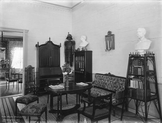 Alikartanon (Frugård) sali. (1911, Museovirasto, Historian kuvakokoelma)

Alkuperäinen mustavalkoinen valokuva, jonka on ottanut Signe Brander.