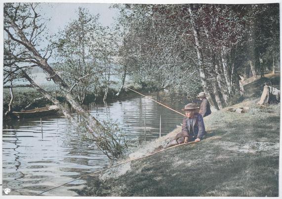 kaksi poikaa ongella. (1900, Museovirasto, Historian kuvakokoelma)

Alkuperäisen valokuvan on ottanut Ivan Timiriasew. Tämä kuva on keinotekoisesti väritetty DeOldify-algoritmilla.