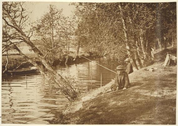 kaksi poikaa ongella. (1900, Museovirasto, Historian kuvakokoelma)

Alkuperäinen mustavalkoinen valokuva, jonka on ottanut Ivan Timiriasew.