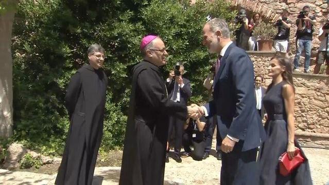 El rei saluda l'abat Manel Gasch en la seva arribada a Montserrat (3Cat)
