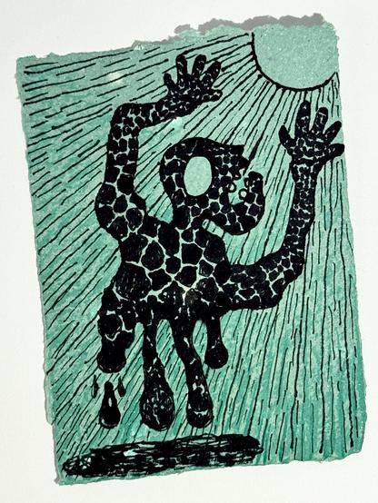 Zeichnung mit Tusche auf grünem Papier; DINA6; Hochformat; abstrakte schwarze Silhouette einer Figur mit rissiger Oberfläche, die vor einem Hintergrund aus strahlenden Linien und einer Sonne beide Hände nach oben streckt; die Figur scheint unten zu schmelzen oder zu tropfen;