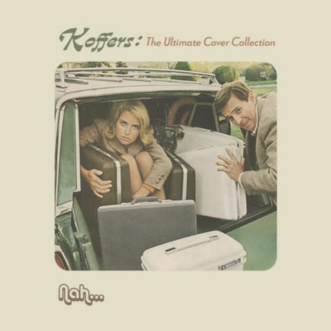 [pochette d'album :] Un homme charge plusieurs valises dans le coffre d'une voiture (un break). Curieusement, une femme est assise dans le coffre, coincée entre deux valises, ses jambes repliées devant elle. L'homme et la femme regardent l'objectif. La voiture, les bagages, le look des deux protagonistes : tout indique qu'il s'agit vraisemblablement d'un cliché des années 1960. Ce cliché figure au centre d'un fond blanc. Au-dessus du cliché, en vert et orange, le titre de l'album (Koffers : the ultimate cover collection) ; en-dessous, en caractères blancs entourés de brun, suggérant un relief, aligné sur le bord gauche du cliché, le nom du groupe (Nah...).