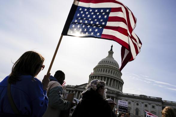 Upside-down US flag in front of the Capitol (AP)
