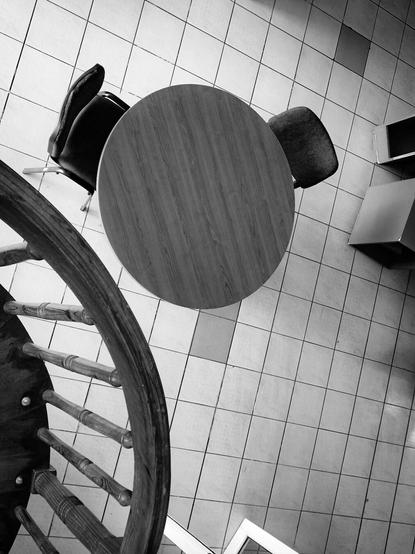 un table, des chaises, un escalier