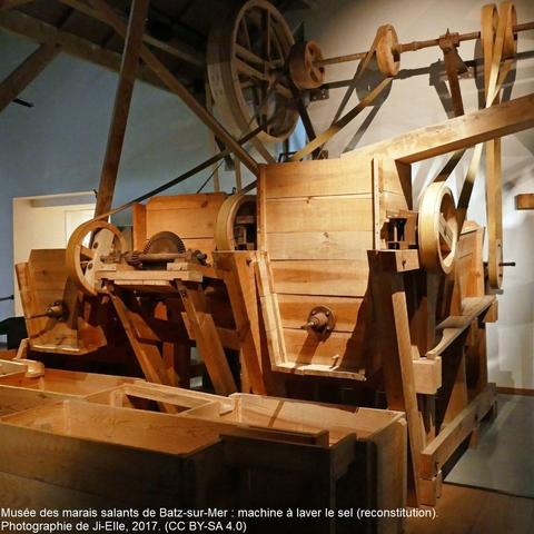 Musée des marais salants de Batz-sur-Mer : machine à laver le sel (reconstitution). Photographie de Ji-Elle, 2017. (CC BY-SA 4.0)
Machine en bois.