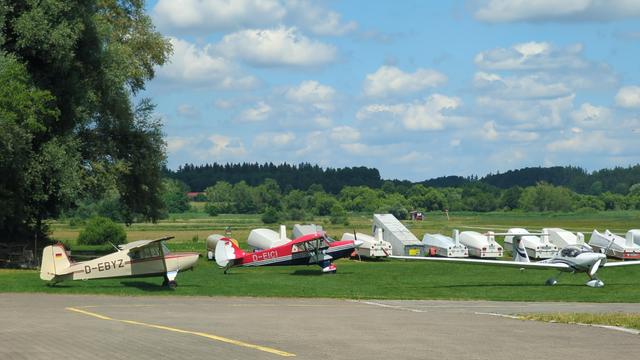 Sperling, Husky and a Dimona and some gliders.