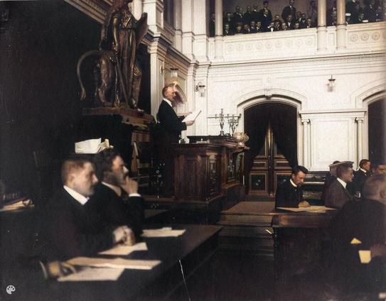 Ensimmäisten yksikamaristen valtiopäivien avajaisistunto 25. (1907, Helsingin kaupunginmuseo)

Alkuperäisen valokuvan on ottanut Signe Brander. Tämä kuva on keinotekoisesti väritetty DeOldify-algoritmilla.