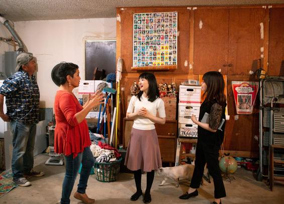 Marie Kondo med tre andre i garage