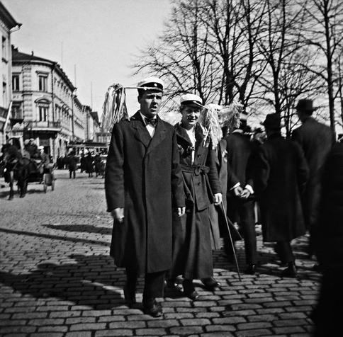 Vapunviettäjiä vappuhuiskat lakeissaan Pohjois-Esplanaadikadulla (Pohjoisesplanadilla) 1. (1919, Helsingin kaupunginmuseo)

Alkuperäinen mustavalkoinen valokuva, jonka on ottanut Ivan Timiriasew.