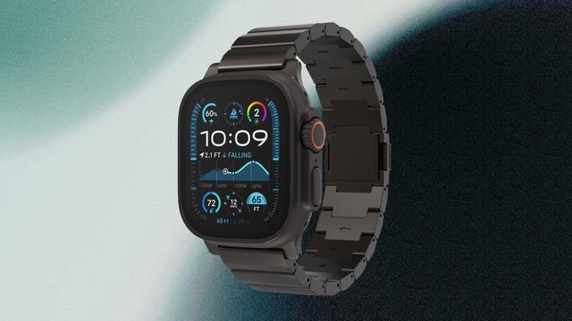 Neues Decoded Titanium Strap in schwarzer Farbe ist an einer schwarzen Apple Watch Ultra angebracht. Im Hintergrund ein grün-grauer Farbverlauf.