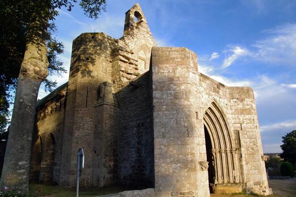 Chapelle Saint-Jacques-le-Majeur à #SaintAlban (#CôtesDArmor) Edifice du XIVe siècle dont la nef, couverte par une voûte en bois, est précédée d'un porche qui paraît être demeuré inachevé et qui, d'après les di...
Suite 👉 https://monumentum.fr/monument-historique/pa00089579/saint-alban-chapelle-saint-jacques-le-majeur
#Patrimoine #MonumentHistorique
Photo CC-BY-SA 4.0 : Dolly11