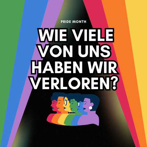 Quadratisches Bild mit dem Text „WIE VIELE VON UNS HABEN WIR VERLOREN?“ in großen, weißen Großbuchstaben mit schwarzem Schatten. Oben steht in kleiner Schrift: „PRIDE MONTH“. Der Hintergrund besteht aus bunten Streifen in den Farben der Progress-Pride-Flagge, die sich diagonal auf ein schwarzes Dreieck in der Mitte zubewegen. Unten im Bild sind fünf stilisierte Gesichter in Regenbogenfarben abgebildet, die für queere Vielfalt stehen. Die Bildsprache ist emotional, erinnernd und politisch.