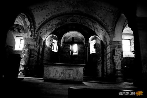 The Tomb
#Verona #Italia
.
.
.
#sony #alpha
#architecture #photography #Italy #Europe #gooutside #lightroom #blackandwhite #monochrome #bwphotography  #exploration #goexplore #wanderer #bw #church #old #chiesa