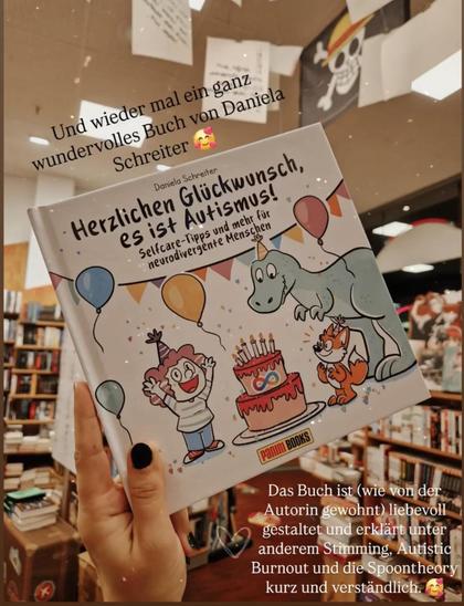 Foto: eine Hand  hält mein neues Buch „herzlichen Glückwunsch, es ist Autismus!“ hoch, im Hintergrund sind die Regale einer Buchhandlung zu sehen. Dazu steht der Text: Und wieder mal ein wundervolles Buch von Daniela Schreiter. Das Buch ist (wie von der Autorin gewohnt) liebevoll gestaltet und erklärt unter anderem Stimming, Autistic Burnout und die Spoon Theory kurz und verständlich