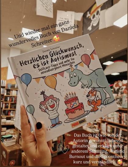 Foto: eine Hand  hält mein neues Buch „herzlichen Glückwunsch, es ist Autismus!“ hoch, im Hintergrund sind die Regale einer Buchhandlung zu sehen. Dazu steht der Text: Und wieder mal ein wundervolles Buch von Daniela Schreiter. Das Buch ist (wie von der Autorin gewohnt) liebevoll gestaltet und erklärt unter anderem Stimming, Autistic Burnout und die Spoon Theory kurz und verständlich
