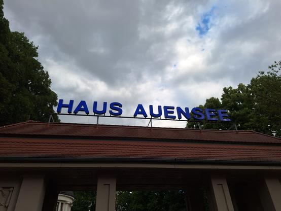 Eingangsschild Haus Auensee Leipzig.