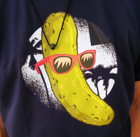 Ein T-Shirt mit einer aufgedruckten Banane mit Sonnenbrille vor Palmen. Det Banane hängt eine Glasperle vor der Stirn.