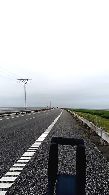 Der Verbindungsdamm zwischen dem dänischen Festland und der Insel Romo. Im Vordergrund ein Teil einer Aerobar mit Navigationsgerät.
