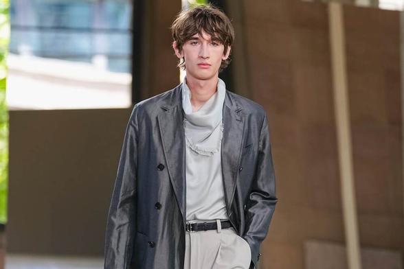 エルメス 2026年春夏メンズコレクション、軽く涼やかな夏の装い - ファッションプレス